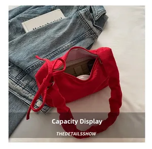 Vue intérieure du sac à bandoulière rouge montrant l'espace pour portefeuille et maquillage