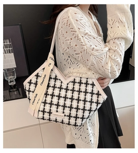 Détail du sac cabas à carreaux avec large bandoulière logo et étiquette de mode