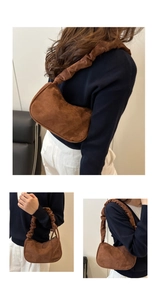 Vue détaillée du sac hobo en daim marron avec bandoulière plissée élégante