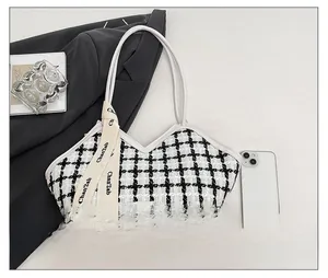 Comparaison détaillée de la taille du sac cabas à carreaux noir et blanc avec un mobile
