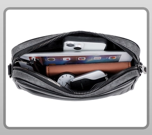 Vista superior del bolso gris trenzado mostrando espacio para tableta y smartphone