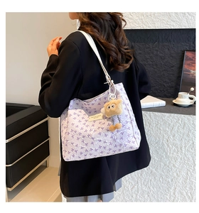 Détail du sac cabas floral lavande avec tissu texturé et porte-clés ours en peluche