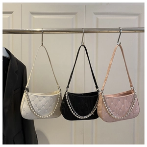 Comparaison détaillée de sacs bandoulière matelassés en blanc, noir et rose avec perles