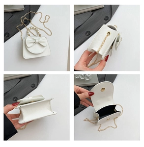 Detailansichten der weißen Mini-Perlenhandtasche mit Schleife, Goldkette und Lederstruktur