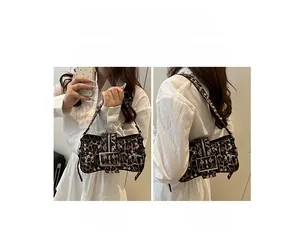 Details der Leoparden-Punk-Tasche mit Metallschnallen und vielseitigem Schultergurt