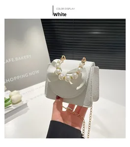 Detail der weißen Mini-Umhängetasche mit Schleife, Litschi-Leder und Perlen-Griff