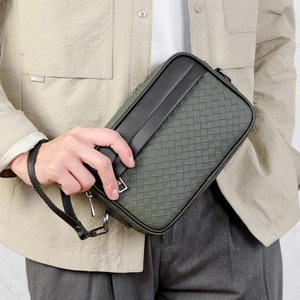 Bolso de mano para hombre verde oscuro con diseño trenzado y correa de muñeca