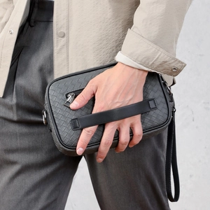 Bolso de mano para hombre en cuero trenzado gris oscuro con correa de muñeca y cremallera