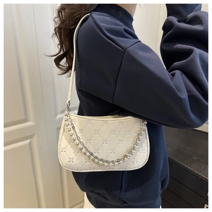 Sac à bandoulière matelassé beige chic avec détails de perles et de chaînes argentées