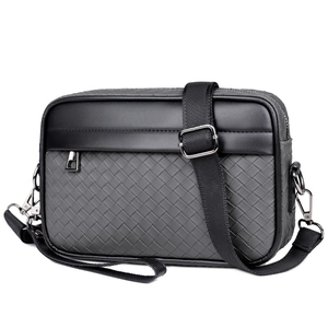 Bolso bandolera de hombre en cuero sintético trenzado gris con ribetes negros