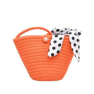 Sac seau tissé orange avec foulard à pois et perle pour un style d'été frais