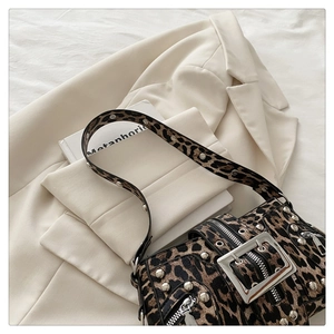 Detailansicht der Schultertasche mit Leopardenmuster, Nieten und Vintage-Metallschnalle