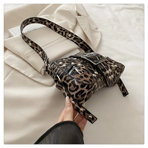 Detailansicht der Leopard-Schultertasche mit silbernen Nieten und Metallschnalle