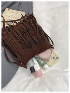 Sac seau marron en suédine avec franges montrant l'espace de rangement intérieur