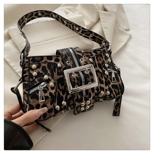 Detail der Handtasche mit Leopardenmuster, silbernen Nieten und Reißverschlüssen