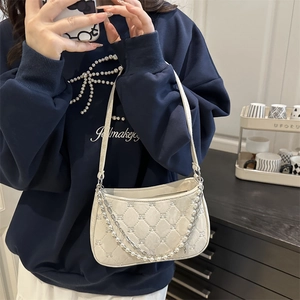 Sac hobo matelassé blanc crème avec élégantes chaînes doubles en perles et métal