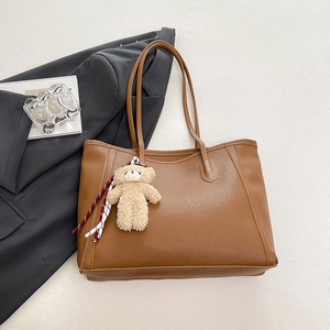 Sac fourre-tout en cuir marron avec charme d'ours en peluche pour un trajet élégant