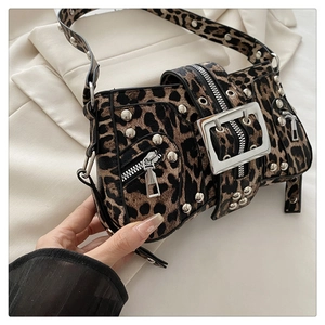 Detail der Punk-Leoparden-Schultertasche mit silbernen Nieten und Metallschnalle