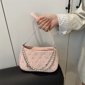 Sac bandoulière matelassé rose avec chaîne en perles et détail de nœud brodé élégant
