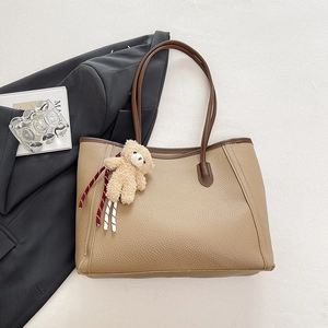 Grand sac cabas en cuir grainé kaki avec bords marrons et pendentif ours en peluche