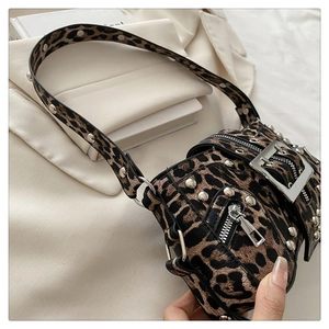 Nahaufnahme der Leopard-Schultertasche mit silbernen Nieten und Metallschnalle
