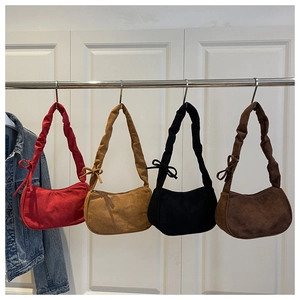 Détail de sacs à bandoulière plissés en quatre couleurs avec nœuds latéraux et velours