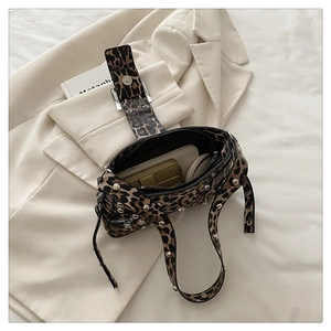Detailaufnahme der Tasche mit Leopardenmuster, Silbernieten und geräumigem Innenfutter