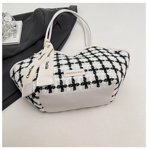 Détail du cabas pied-de-poule noir et blanc avec texture tissée et bordure en cuir