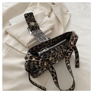 Detailansicht der Leoparden-Hobo-Tasche mit Silbernieten und Metallverschluss