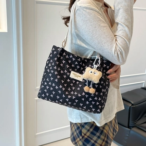 Sac fourre-tout matelassé avec nœuds roses et pendentif ours en peluche style décontracté