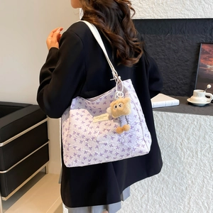 Sac fourre-tout lilas à motifs nœuds avec bretelles blanches et breloque ours
