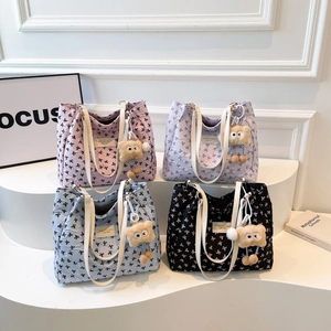 Grand sac cabas avec imprimé nœuds et breloque ours en quatre tons pastels