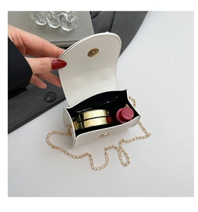 Detailansicht der weißen Mini-Leder-Tasche mit Platz für Lippenstift und Puder innen