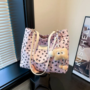 Sac fourre-tout rose à imprimé nœuds avec breloque peluche et bandoulières crème