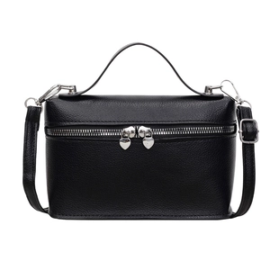 Petit sac carré noir minimaliste avec fermetures cœur et texture cuir grainé lychee