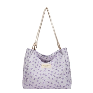 Sac fourre-tout lilas à motifs de nœuds et texture en cuir sur fond blanc épuré
