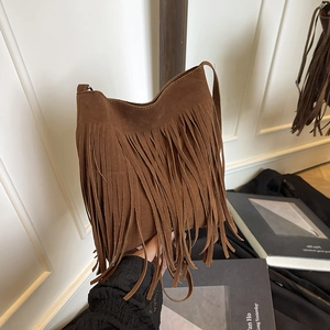Sac seau en daim marron avec bordure à franges et bandoulière de style bohème