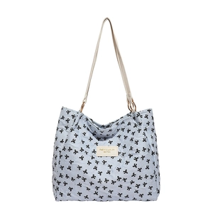 Sac fourre-tout bleu clair à imprimé nœuds noirs avec bandoulières blanc cassé