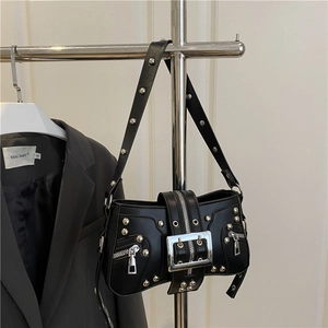 Y2K Punk Schultertasche aus schwarzem Leder mit silbernen Nieten und Metallschnalle