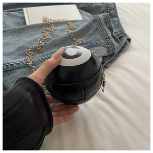 Détail du sac bandoulière créatif noir boule de billard 8 avec chaîne dorée