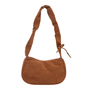 Sac sous le bras en daim marron au design plissé avec détails de nœuds sur la sangle