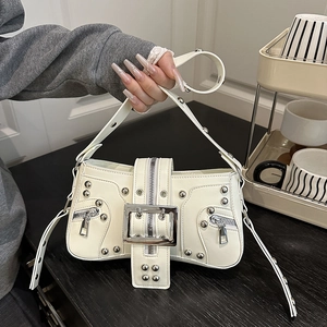 Weiße Nietenschultertasche mit Metallschnalle und Nieten im Millennial-Biker-Stil