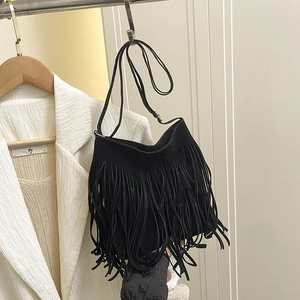 Sac seau chic en daim noir avec longues franges et bandoulière fine élégante