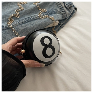 Détail du sac à bandoulière créatif en forme de boule de billard 8 avec chaîne dorée