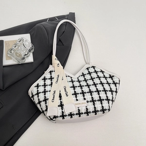 Sac cabas en tweed à carreaux avec lanières en cuir et foulard sur un blazer gris