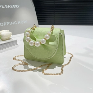 Mini-Handtasche in Hellgrün mit Leder-Schleife und Perlenkette für elegante Mädchen