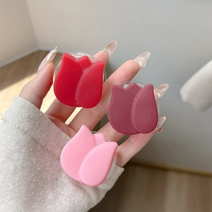 Support de téléphone tulipe minimaliste en rouge et rose, tenu dans la main
