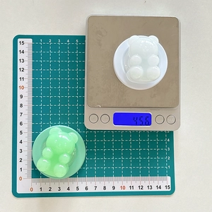 Macro view of teddy bear phone grip weight and size showing 45.6g and 4.5cm