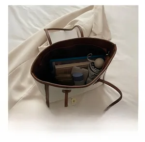 Vista interna di una grande borsa tote intrecciata con spazio per tablet e oggetti