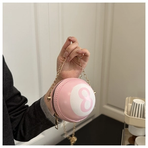 Gros plan détaillé du sac à main sphérique rose 3D avec un motif graphique numéro 8